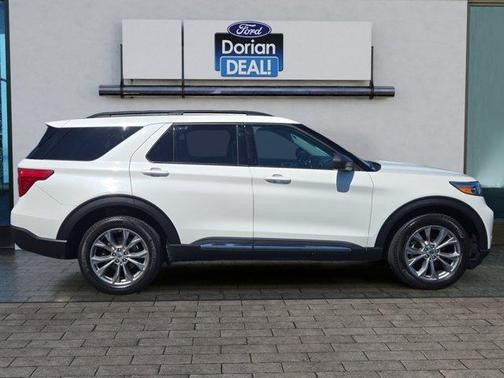 Star White 2022 Ford Explorer XLT