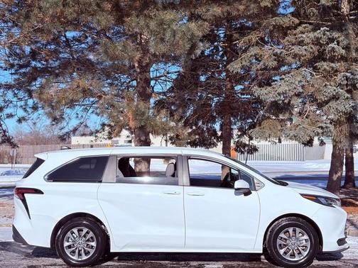 2024 Toyota Sienna LE