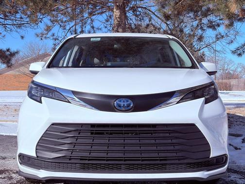 2024 Toyota Sienna LE