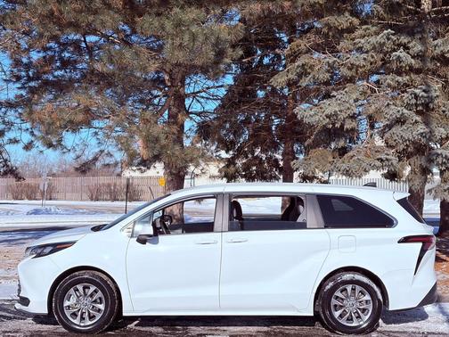 2024 Toyota Sienna LE