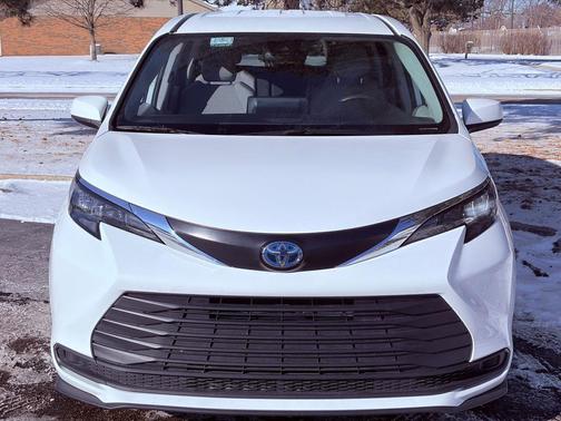 2024 Toyota Sienna LE
