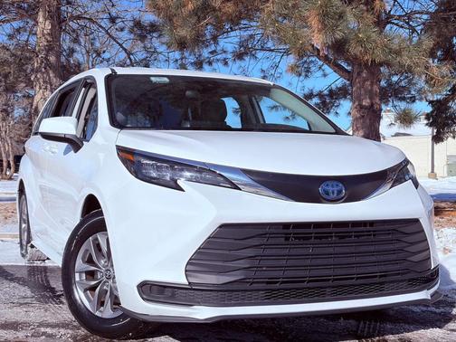 2024 Toyota Sienna LE