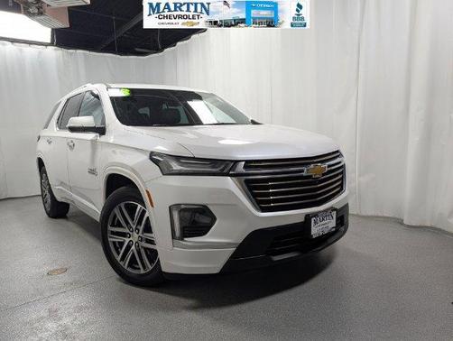 Iridescent Pearl Tricoat 2023 Chevrolet Traverse High Country