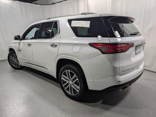 Iridescent Pearl Tricoat 2023 Chevrolet Traverse High Country