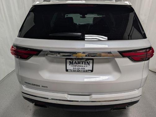 Iridescent Pearl Tricoat 2023 Chevrolet Traverse High Country