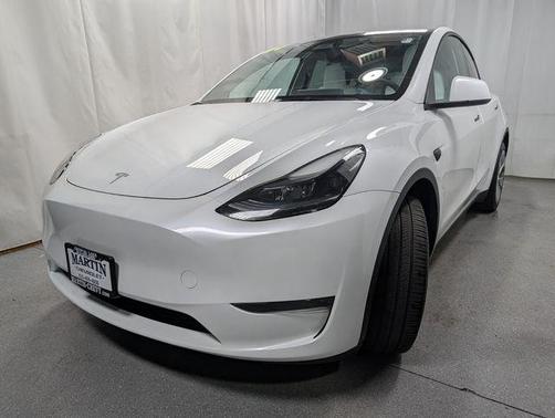 Pearl White Multi 2024 Tesla Model Y Long Range
