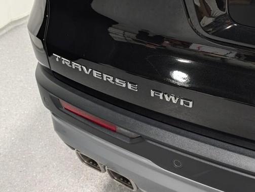 Mosaic Black Metallic 2027 Chevrolet Traverse LT