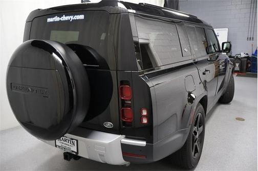 2023 Land Rover Defender SE