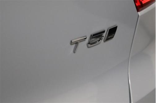 2022 Volvo XC40 T5 Momentum
