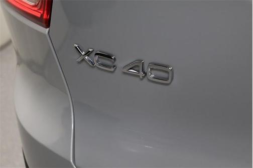 2022 Volvo XC40 T5 Momentum