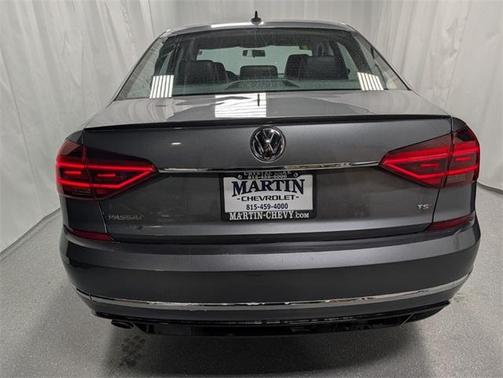 2017 Volkswagen Passat 1.8T R-Line