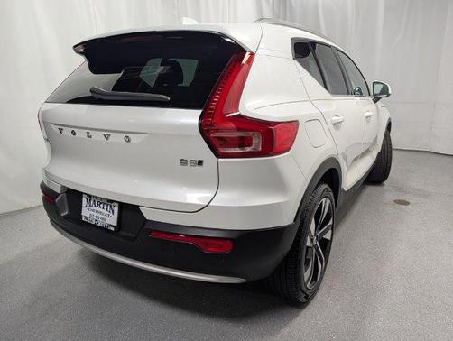 Crystal White 2024 Volvo XC40 B5 Ultimate Bright Theme