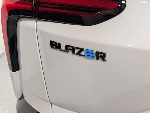 Iridescent Pearl Tricoat 2025 Chevrolet Blazer EV RS