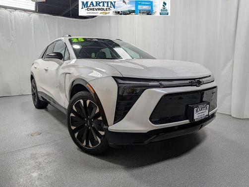 Iridescent Pearl Tricoat 2025 Chevrolet Blazer EV RS