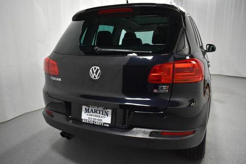 Deep Black Pearl Effect 2017 Volkswagen Tiguan 2.0T Wolfsburg Edition