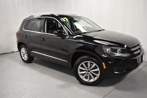 Deep Black Pearl Effect 2017 Volkswagen Tiguan 2.0T Wolfsburg Edition