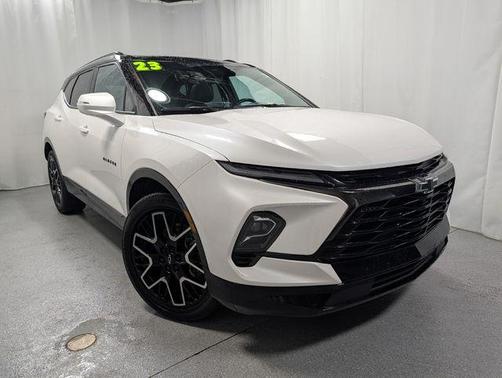 Iridescent Pearl Tricoat 2023 Chevrolet Blazer RS