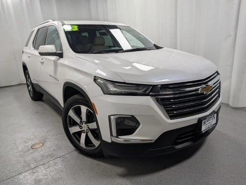 Iridescent Pearl Tricoat 2023 Chevrolet Traverse LT Leather