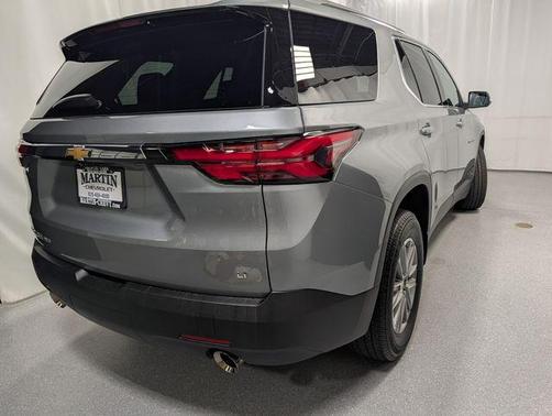 Sterling Gray Metallic 2023 Chevrolet Traverse LT Leather
