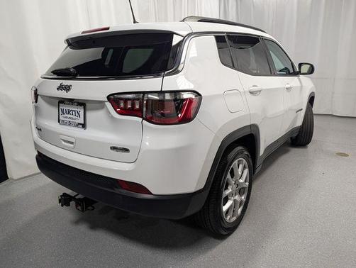 Bright White Clearcoat 2022 Jeep Compass Latitude Lux