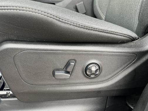 Photo 4 of 18 of 2019 RAM 1500 Big Horn