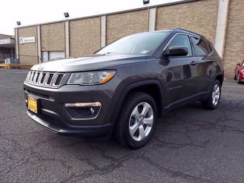 Photo 3 of 31 of 2018 Jeep Compass Latitude