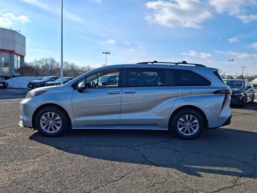 2023 Toyota Sienna LE