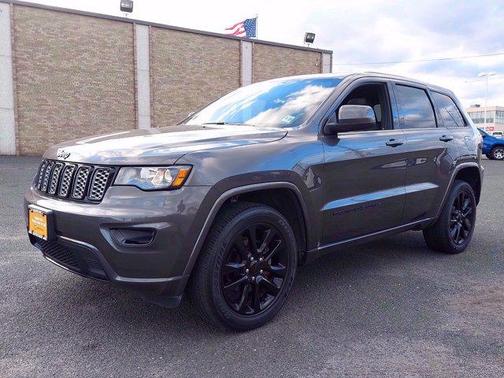 Photo 3 of 31 of 2018 Jeep Grand Cherokee Altitude