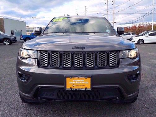Photo 2 of 31 of 2018 Jeep Grand Cherokee Altitude