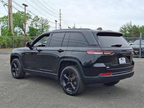 Diamond Black Crystal Pearlcoat 2023 Jeep Grand Cherokee Altitude