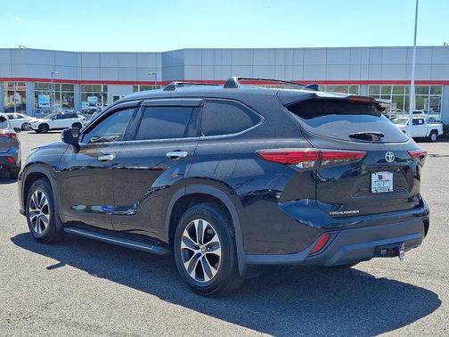 Midnight Black Metallic 2021 Toyota Highlander XLE