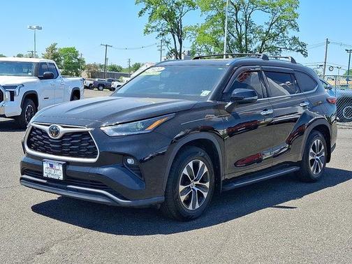 Midnight Black Metallic 2021 Toyota Highlander XLE