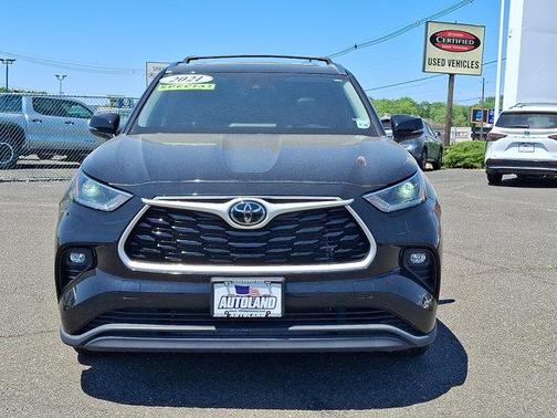 Midnight Black Metallic 2021 Toyota Highlander XLE
