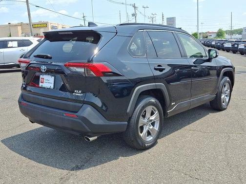 2022 Toyota RAV4 Hybrid XLE
