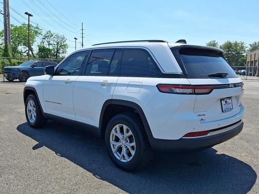 Bright White Clearcoat 2023 Jeep Grand Cherokee Limited