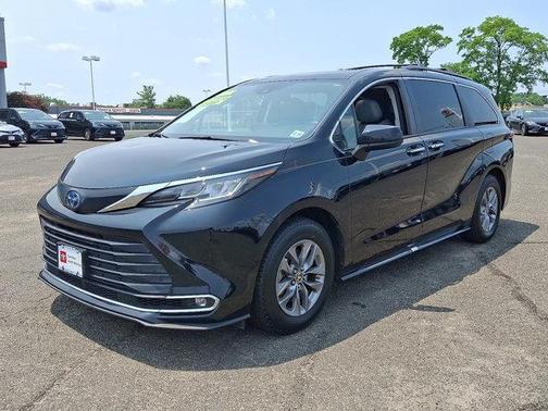 2022 Toyota Sienna XLE 7 Passenger