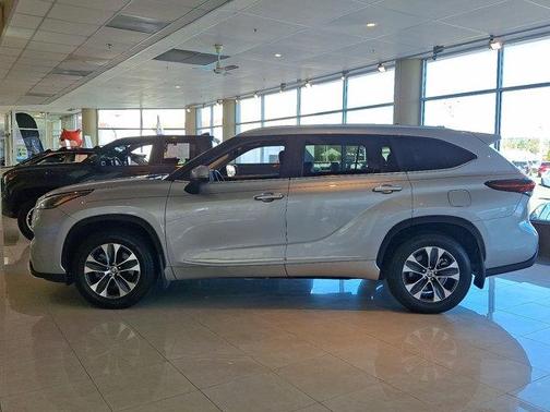'CELESTIAL SILV' 2025 Toyota Highlander XLE