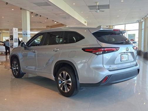 'CELESTIAL SILV' 2025 Toyota Highlander XLE