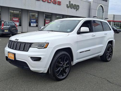 Bright White Clearcoat 2021 Jeep Grand Cherokee Laredo
