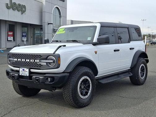 Oxford White 2025 Ford Bronco Badlands