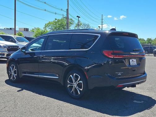 Brilliant Black Crystal Pearlcoat 2022 Chrysler Pacifica L
