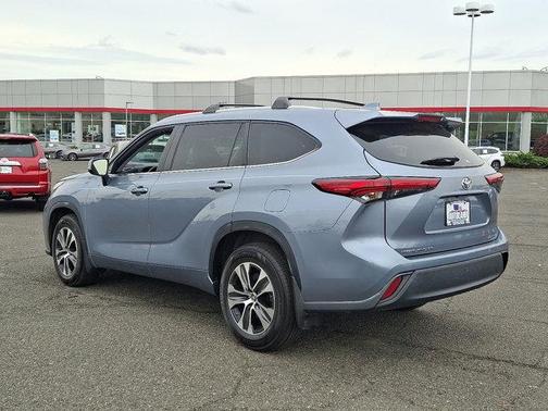 Moon Dust 2023 Toyota Highlander XLE
