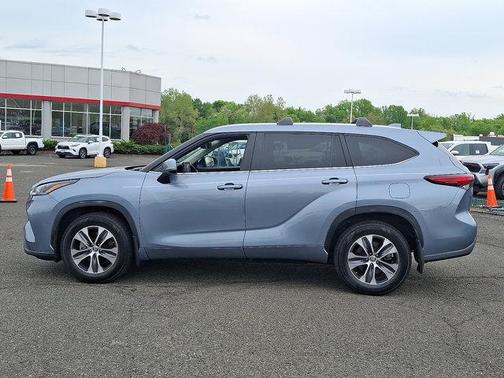 Moon Dust 2023 Toyota Highlander XLE
