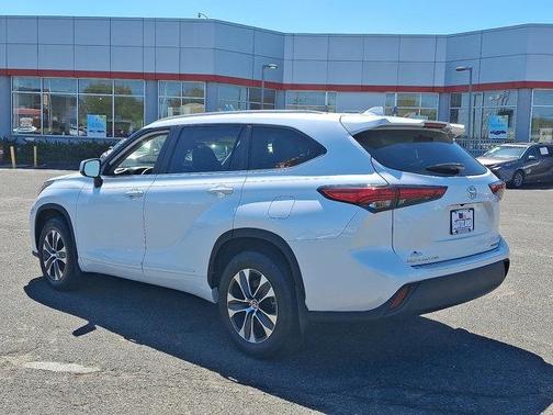 'WHITE' 2023 Toyota Highlander XLE