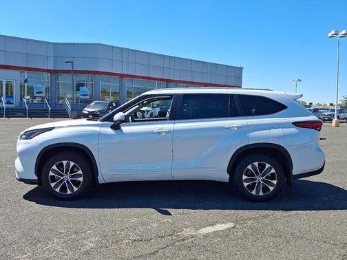 'WHITE' 2023 Toyota Highlander XLE