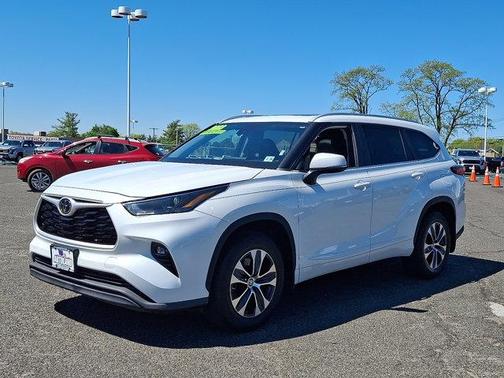 'WHITE' 2023 Toyota Highlander XLE