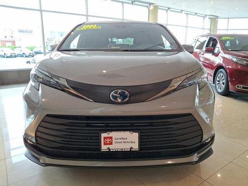 2023 Toyota Sienna Woodland Edition 7-Passenger