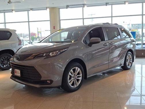 2023 Toyota Sienna Woodland Edition 7-Passenger