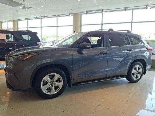 Magnetic Gray Metallic 2023 Toyota Highlander LE