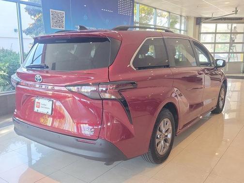 2023 Toyota Sienna XLE 7 Passenger
